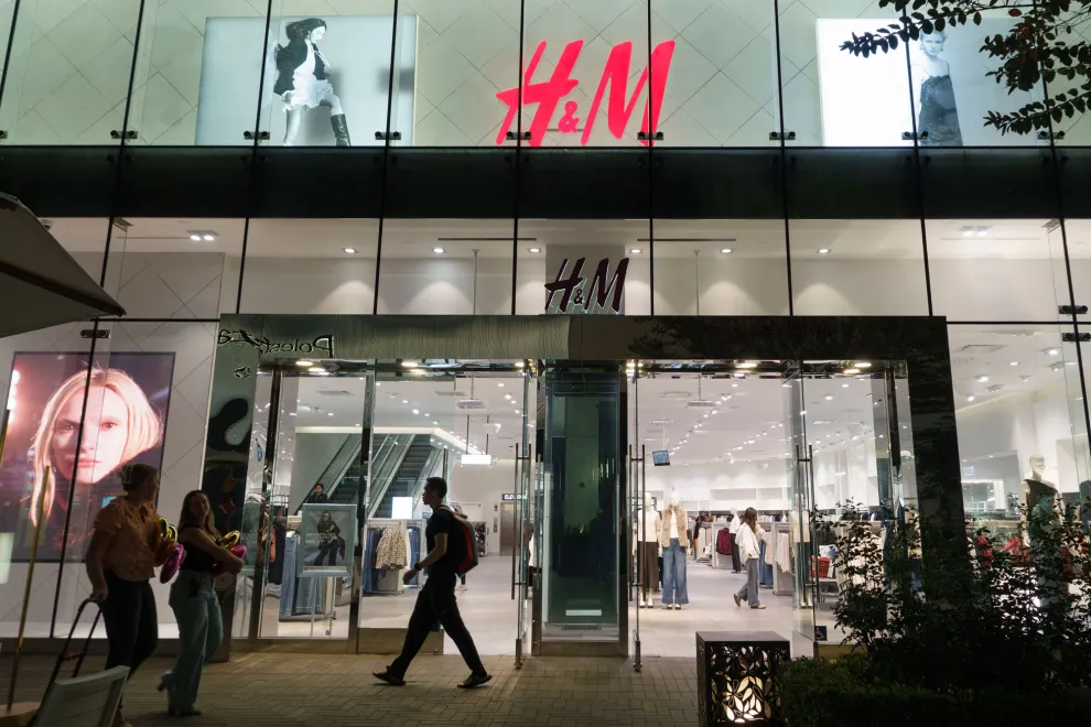 La firma sueca desembarca por primera vez en Punta del Este con una tienda renovada, propuestas para toda la familia y una experiencia pensada para combinar moda, innovación y sustentabilidad.