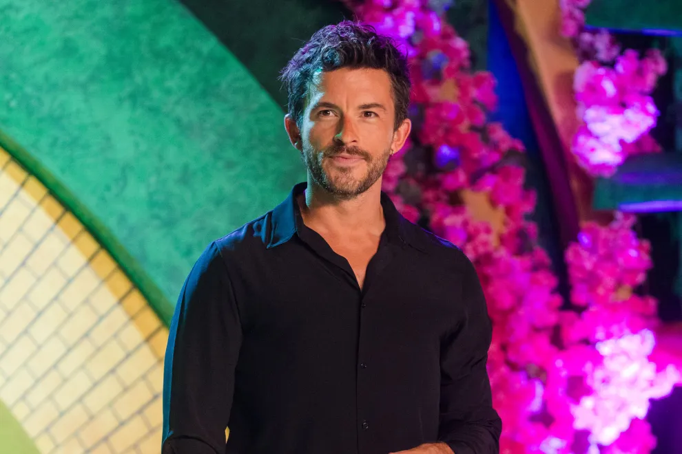 Con humor y naturalidad, Jonathan Bailey celebra el reconocimiento mientras consolida una carrera marcada por el talento, la autenticidad y la diversidad.