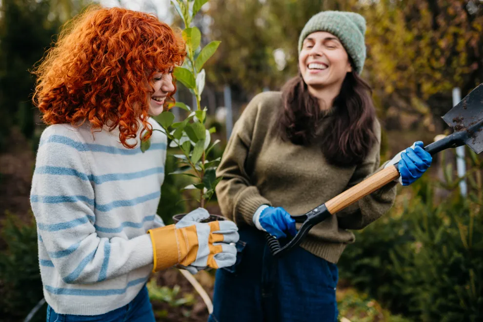 Foto de mujeres en una huerta.