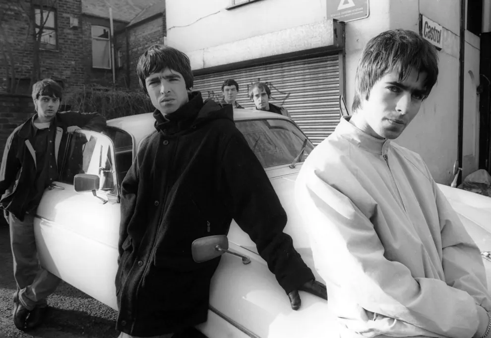 Oasis, como referente del género, impuso las parkas extragrandes, el despeinado y las camperas deportivas.