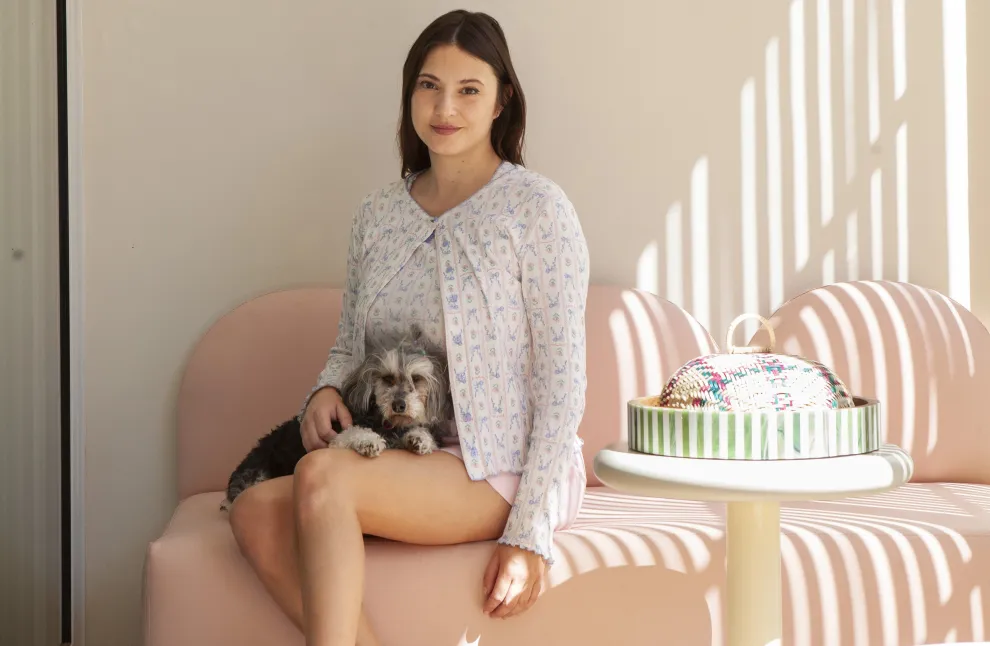 Así es la casa de Carla Quevedo, un PH transformado en refugio hedonista y creativo