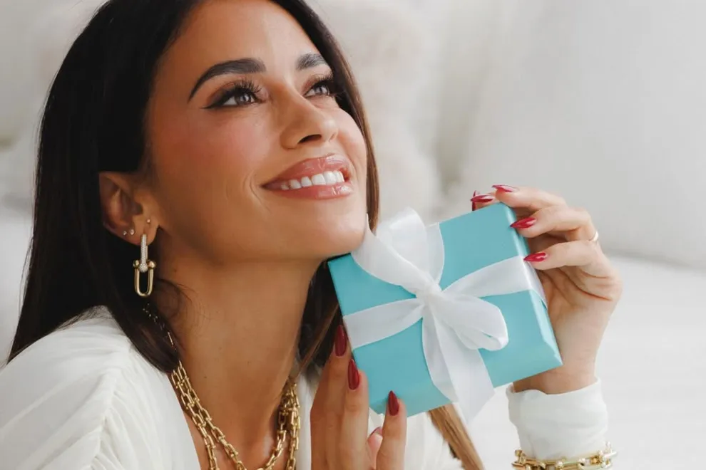 Antonela Roccuzzo impone estilo con un vestido blanco que adelanta el Pantone 2026