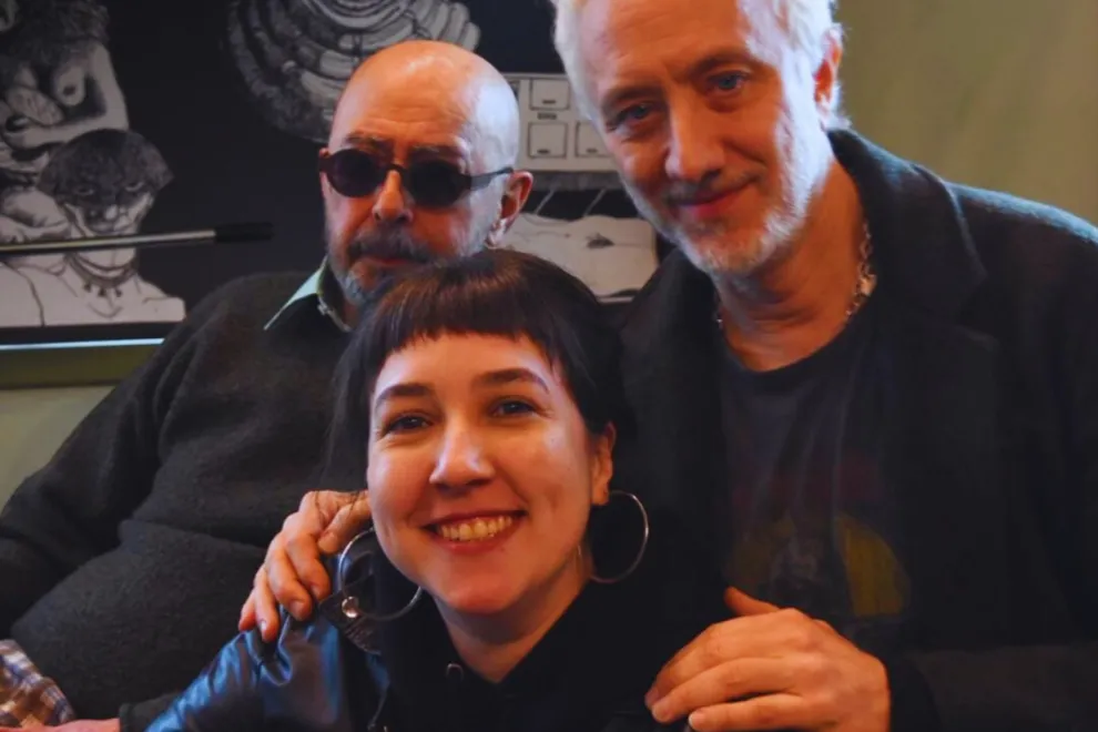 Foto del Indio Solari con Andy Kusnetzoff y Sol Liggera.