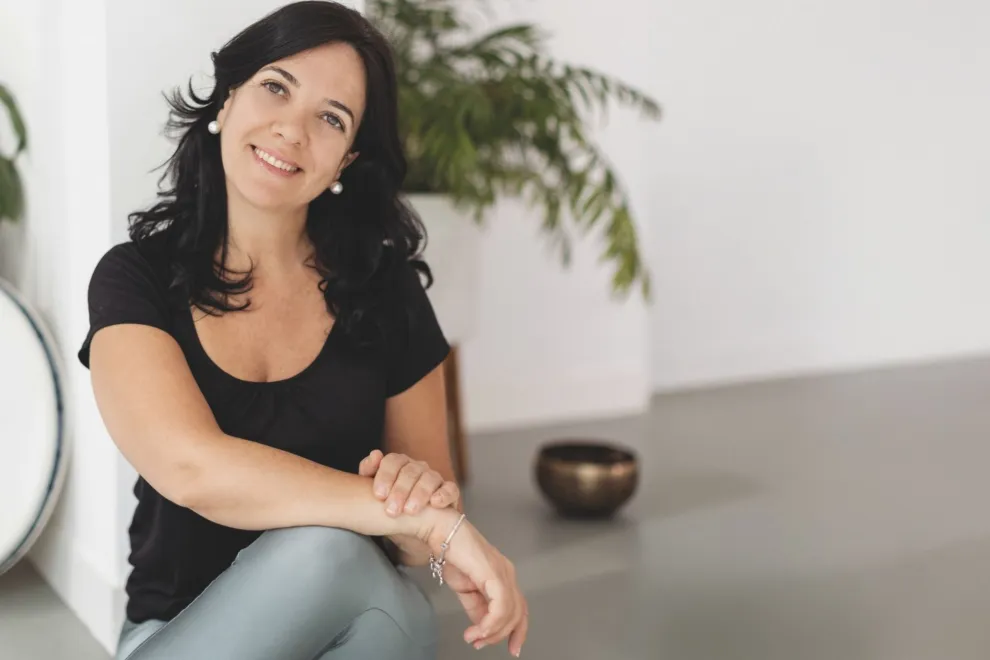 Belu es terapeuta somática del trauma, facilitadora de Experiencia Somatica, Terapeuta Transpersonal y de yoga. Además, es especialista en trauma y técnicas de regulación del sistema nervioso.