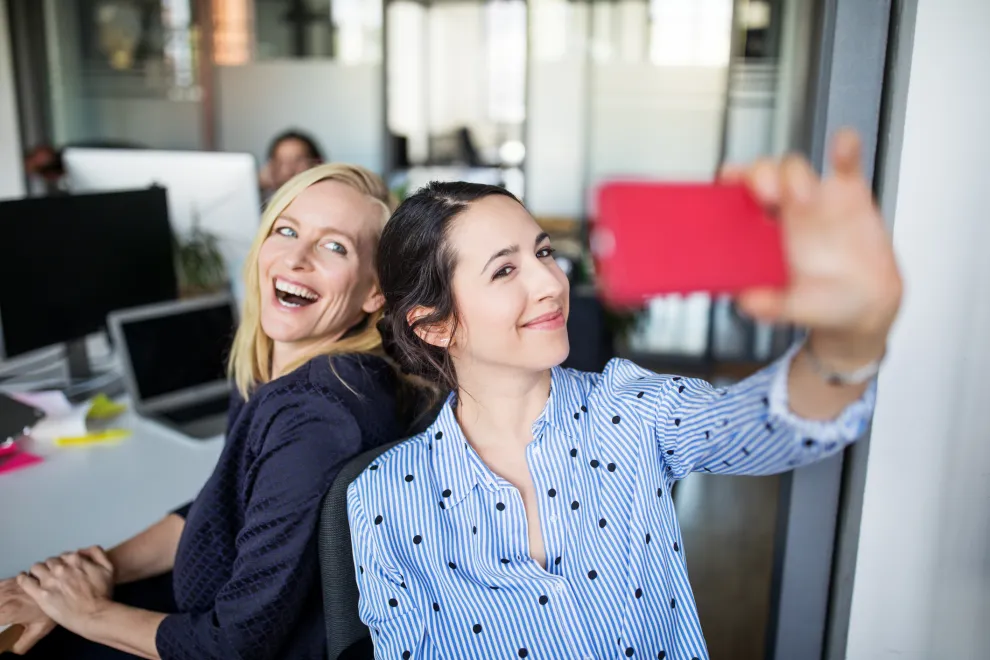 Amistades en el trabajo: dos mujeres se toman una selfie