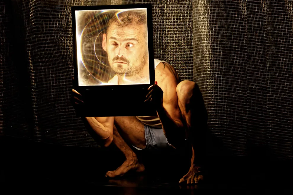 Empezó a hacer sus representaciones encerrado en su casa durante la pandemia: construyó los elementos y coció su vestuario; hoy Luciano Rosso lleva el espectáculo a los escenarios del mundo la versión teatral de su espectáculo.