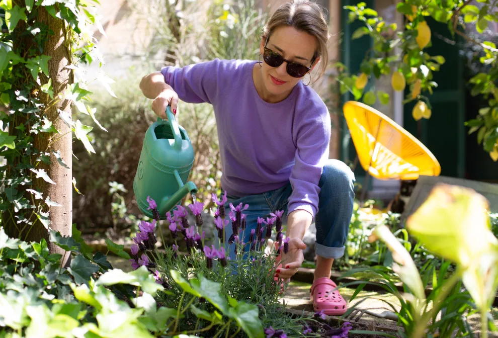 Adiós al jardín perfecto: esta son las tendencias en los espacios verdes en 2026