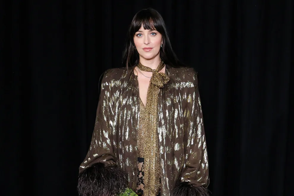 Dakota Johnson volvió a ser un punto de atención con un atuendo que mezcla referencias bohemias con un toque de elegancia moderno, perfecto para inspirar looks durante 2026.
