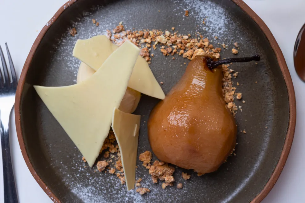 Peras al torrontés con helado de sambayón y chocolate blanco.