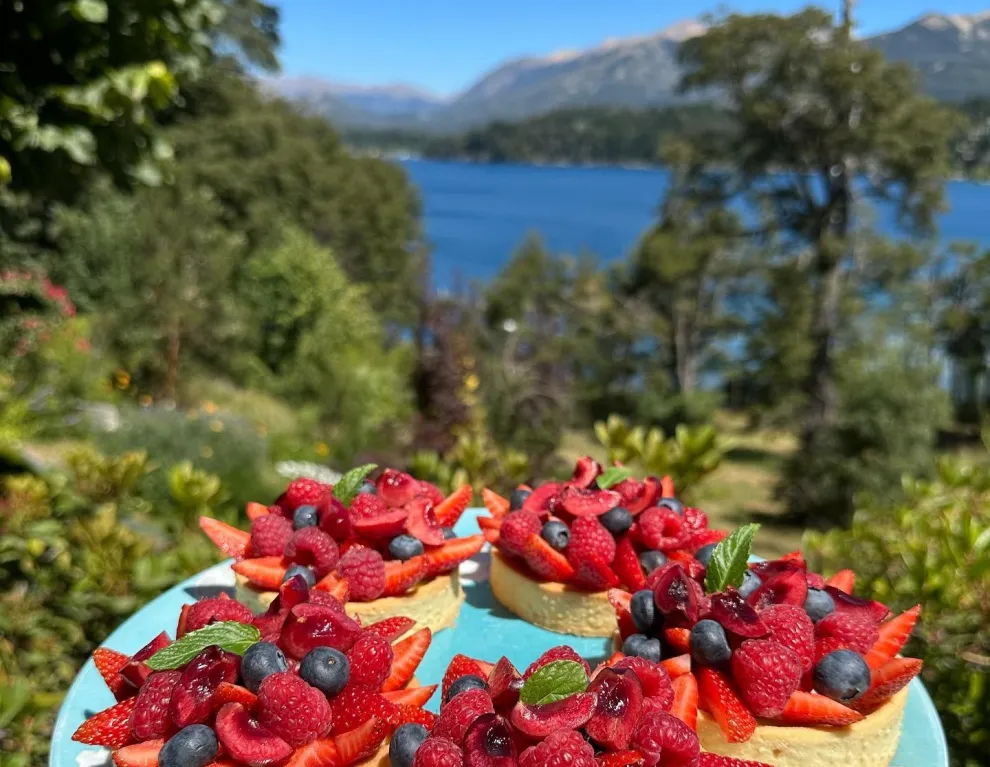 Cuáles son las 3 casas de té en Bariloche que convocan por sus exquisiteces, coloridos jardines y mágicas vistas