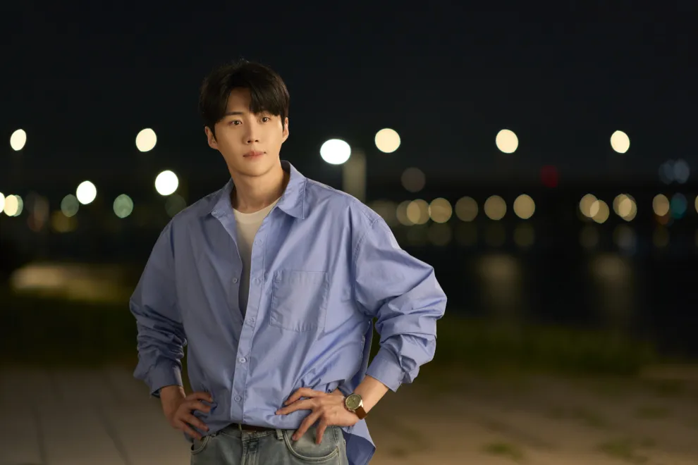 Kim Seon-ho como Joo Ho-jin in Can This Love Be Translated?