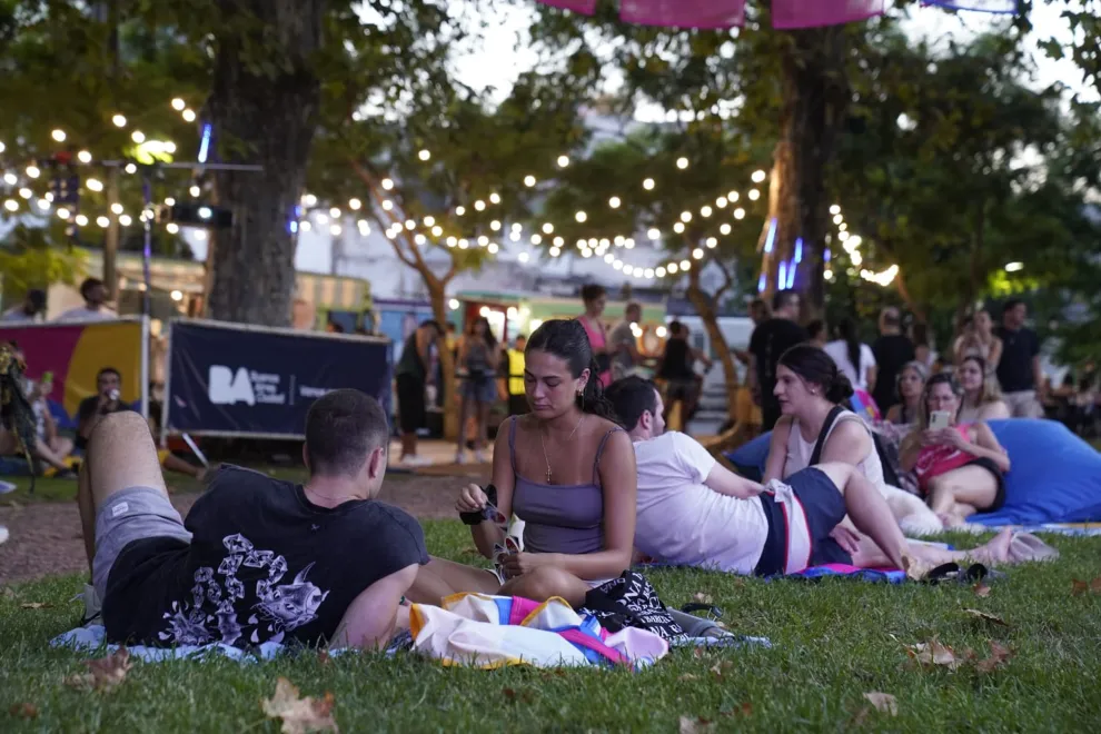 El Parque de la Ciudad se llena de juegos y en el Planetario habrá cine al aire libre. Además, la avenida Corrientes vuelve a ser un escenario a cielo abiertoEl Parque de la Ciudad se llena de juegos y en el Planetario habrá cine al aire libre. Además, la avenida Corrientes vuelve a ser un escenario a cielo abierto