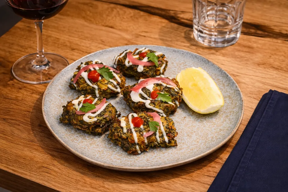 Buñuelos de kale y kimchi: crujientes, verdes y con un toque fermentado