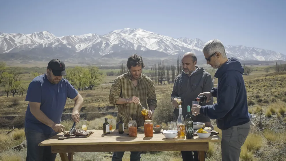 Un vermut argentino fue premiado entre los mejores del mundo: aquí, los socios en plena elaboración.