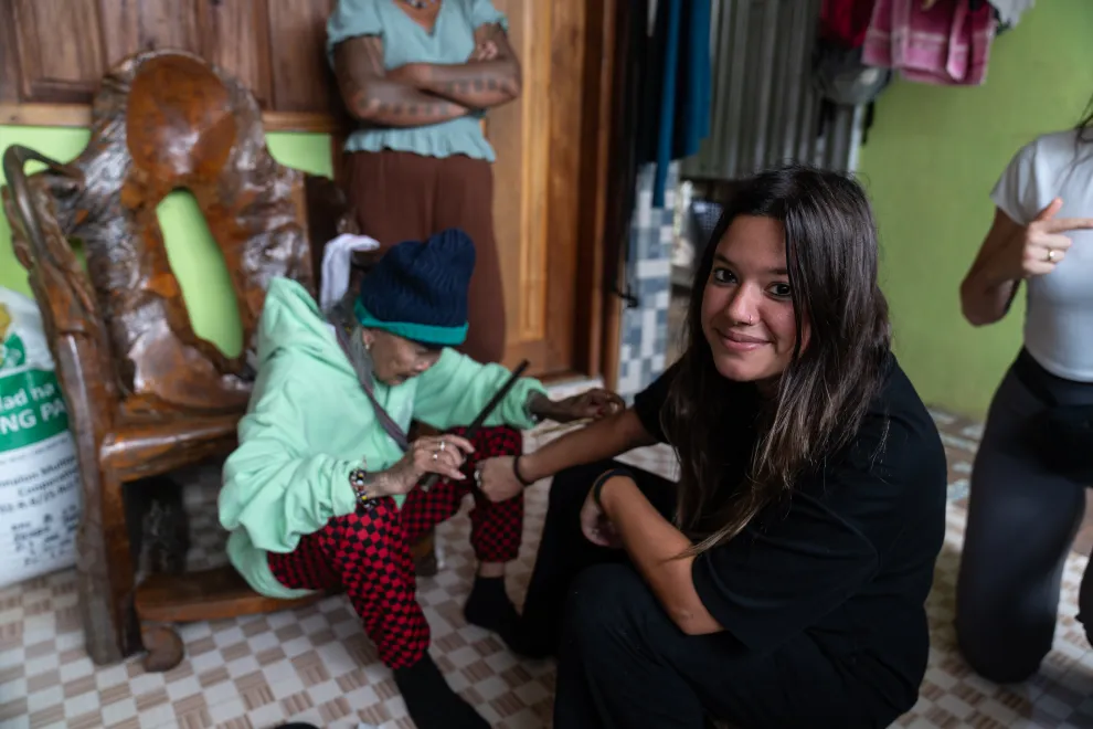 Sofía Prado con una mujer Apatani tatuadora en India.