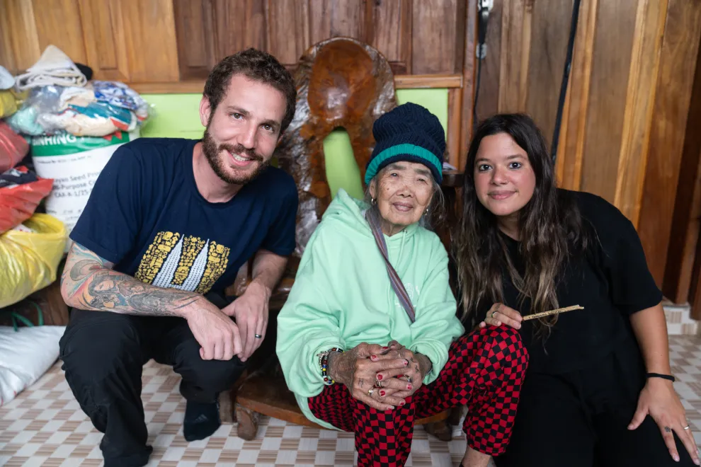 Sofi, junto a su esposo y a Cata, la tatuadora más vieja del mundo