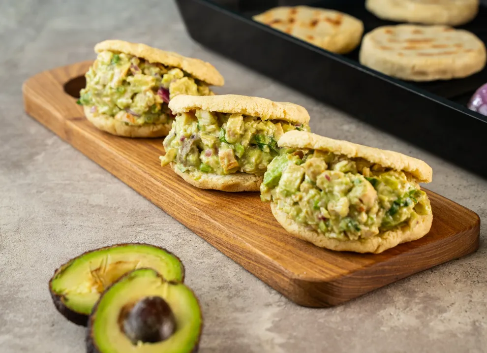 AREPAS CON PALTA Y POLLO