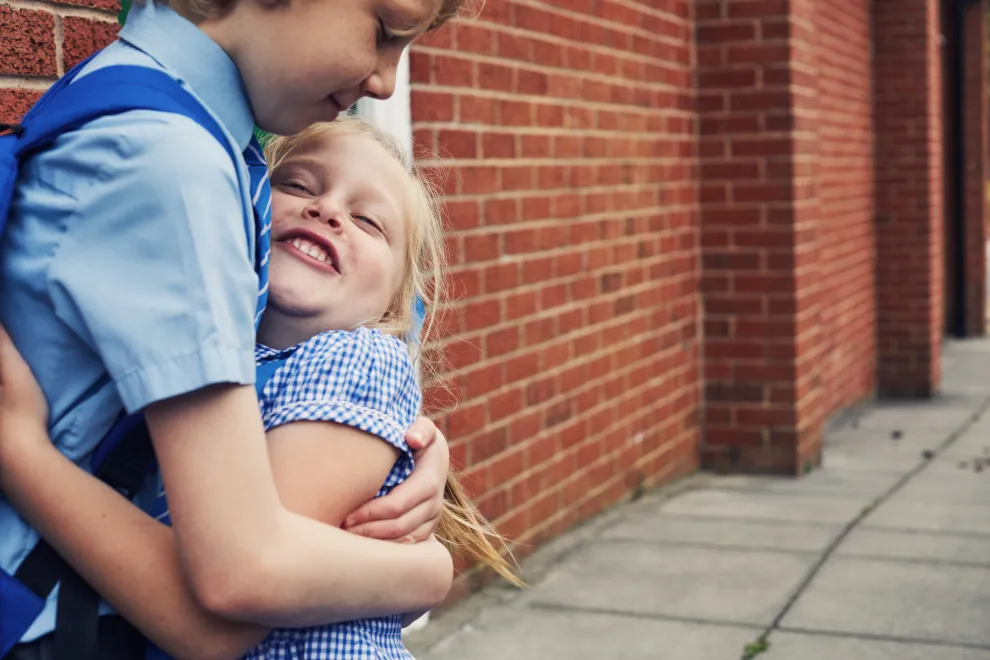 chicos se abrazan en la escuela