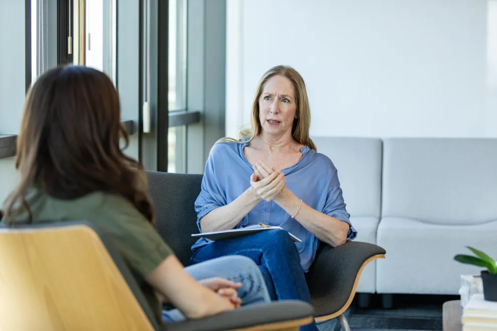 Cómo abordar conversaciones difíciles: 3 momentos clave, según una experta