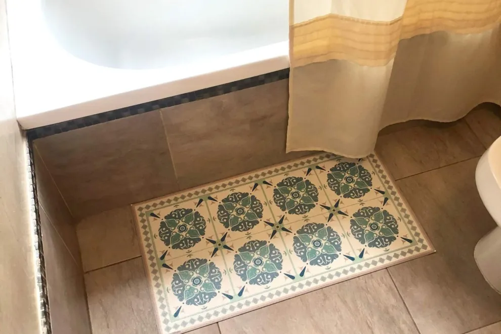 alfombra vinílica en el baño