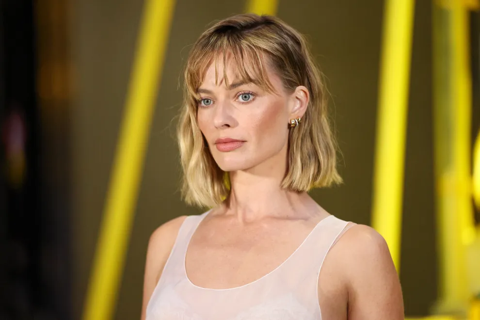 Margot Robbie reinventa el estilo boho chic: ¿cómo llevarlo y qué prendas necesitás?