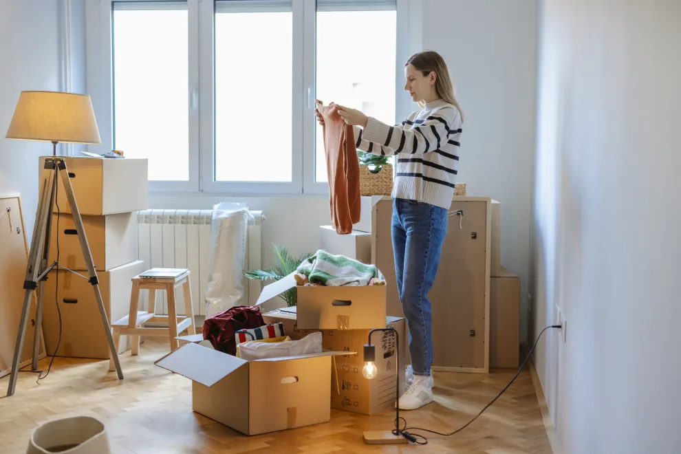 Foto de mujer ordenando su casa.