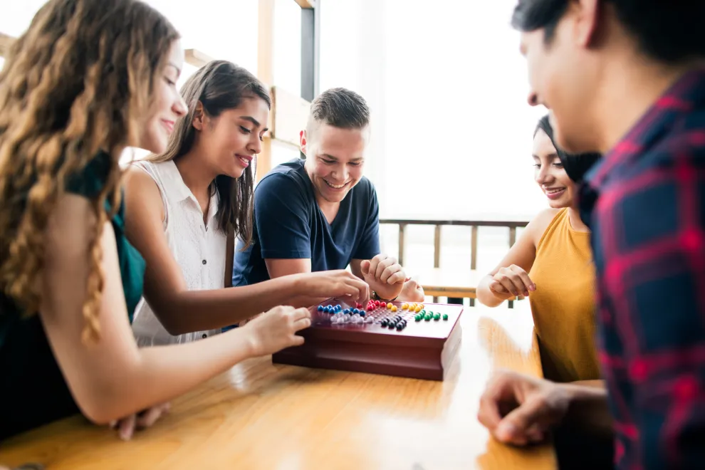 Foto de personas jugando con juegos de mesa.