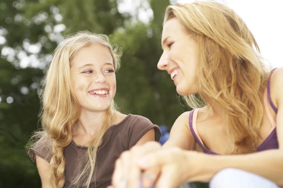Hoy en día ya no se regalan flores, ni se felicita a las niñas por "hacerse señoritas" como en otra época. La menarquía o primera menstruación siempre trajo aparejados mitos heredados de otros tiempos que complicaron, en muchos casos, la conversación o "la charla" con nuestros hijos e hijas.