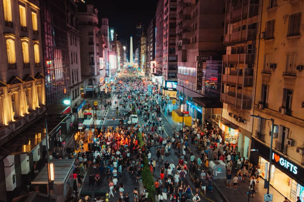 La avenida Corrientes sigue de fiesta y habrá un gran homenaje al Paz Martínez en Parque Centenario