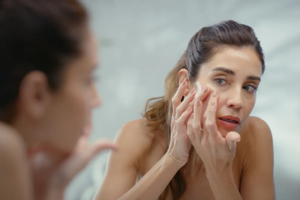 Acné en personas adultas: por qué aparece y cómo aliviarlo.