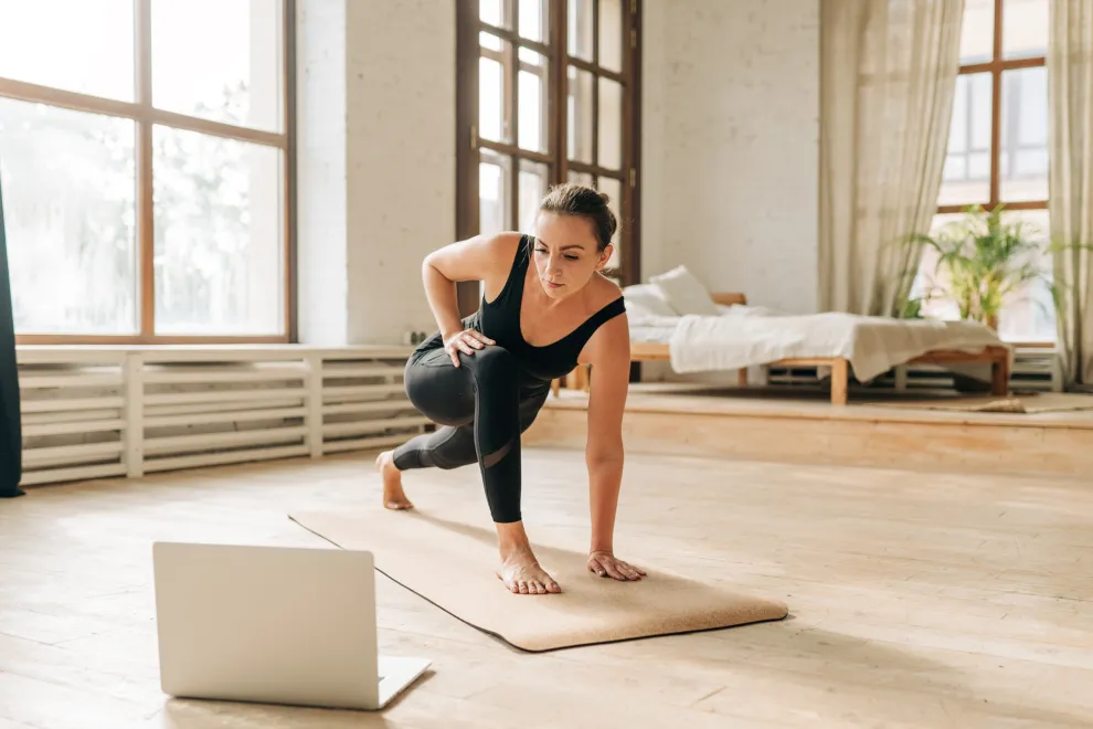 Adiós al gym en invierno: los 5 ejercicios que hacen las mujeres que más se mueven sin salir de casa.