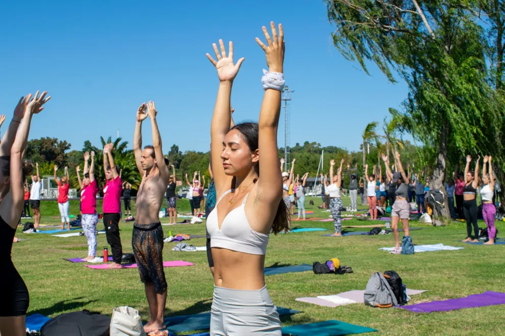 Mujeres haciendo yoga