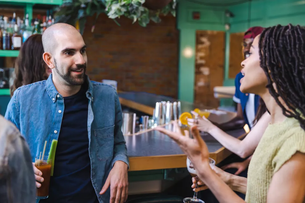 Planes para conocer gente en Buenos Aires: 8 propuestas offline para salir y conectar