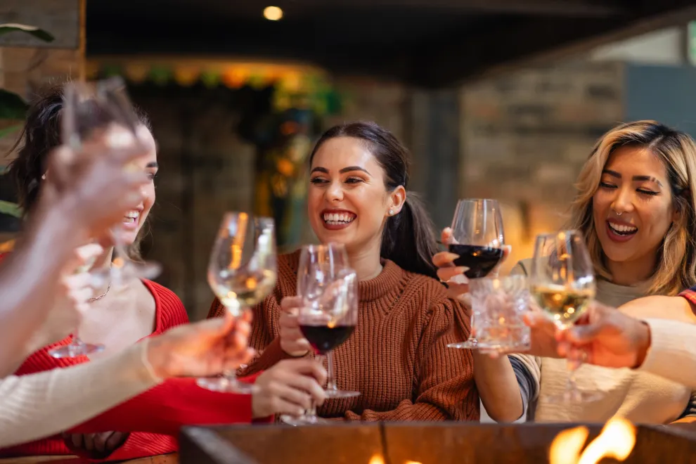 mujeres tomando vino