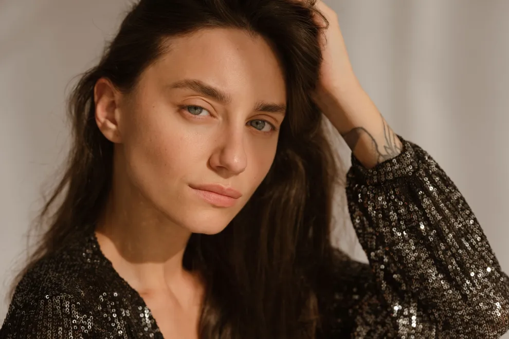 Más que seguir una moda, la clave está en encontrar el equilibrio entre tendencia, estructura del rostro y estilo personal.