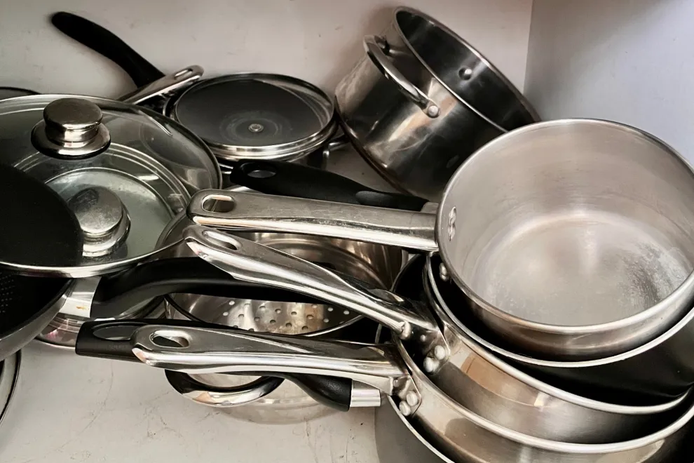 Las ollas apiladas bajo la mesada no van más: la nueva tendencia práctica y elegante.