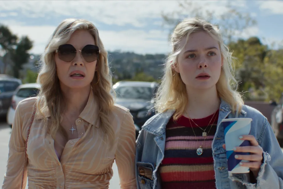 Elle Fanning y Michelle Pfeiffer como madre e hija en Margo's Goy Money Troubles.
