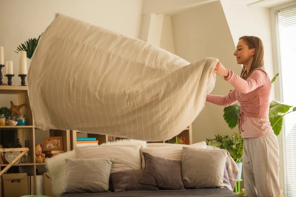 Foto de mujer ordenando su hogar.