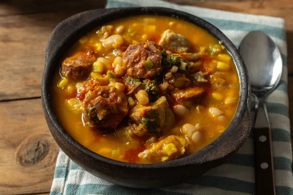 Carnes de vaca y cerdo, chorizo, mondongo y distintas especias se sumaron a la preparación indígena y dieron origen al locro criollo que hoy forma parte de la tradición argentina.