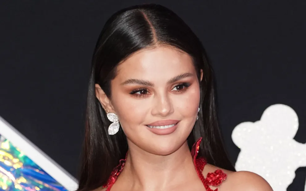 Selena Gómez conquistó las calles de París luciendo los no pants, la última tendencia en moda